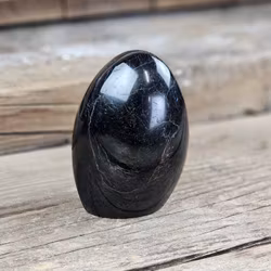 Svart Turmalin, polerad kristall stående friform #11