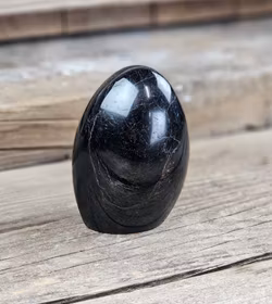 Svart Turmalin, polerad kristall stående friform #11