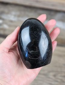 Svart Turmalin, polerad kristall stående friform #11