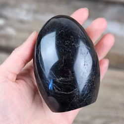 Svart Turmalin, polerad kristall stående friform #11