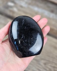 Svart Turmalin, polerad kristall stående friform #12