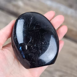 Svart Turmalin, polerad kristall stående friform #12