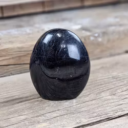 Svart Turmalin, polerad kristall stående friform #12