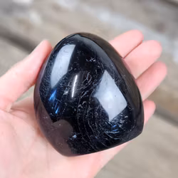 Svart Turmalin, polerad kristall stående friform #13