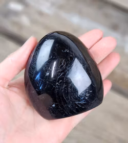 Svart Turmalin, polerad kristall stående friform #13