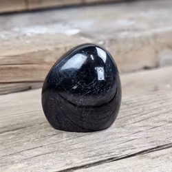 Svart Turmalin, polerad kristall stående friform #13