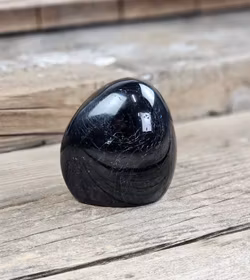 Svart Turmalin, polerad kristall stående friform #13