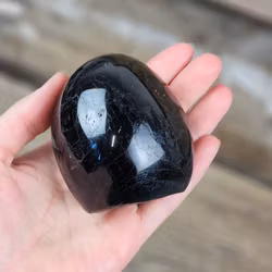 Svart Turmalin, polerad kristall stående friform #14