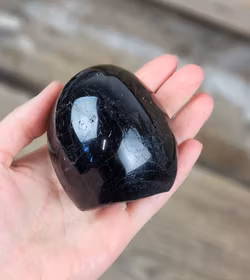 Svart Turmalin, polerad kristall stående friform #14