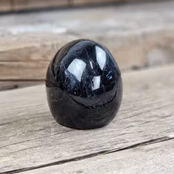 Svart Turmalin, polerad kristall stående friform #14