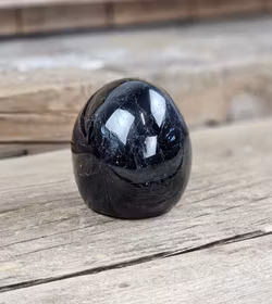 Svart Turmalin, polerad kristall stående friform #14