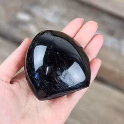 Svart Turmalin, polerad kristall stående friform #16