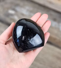 Svart Turmalin, polerad kristall stående friform #16