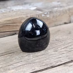 Svart Turmalin, polerad kristall stående friform #16