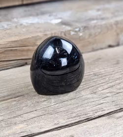 Svart Turmalin, polerad kristall stående friform #16