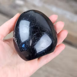 Svart Turmalin, polerad kristall stående friform #17