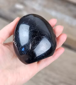 Svart Turmalin, polerad kristall stående friform #17