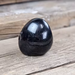 Svart Turmalin, polerad kristall stående friform #17