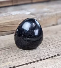 Svart Turmalin, polerad kristall stående friform #17