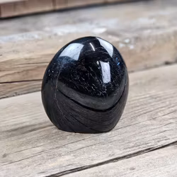 Svart Turmalin, polerad kristall stående friform #18