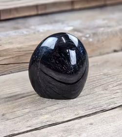 Svart Turmalin, polerad kristall stående friform #18