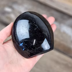 Svart Turmalin, polerad kristall stående friform #18