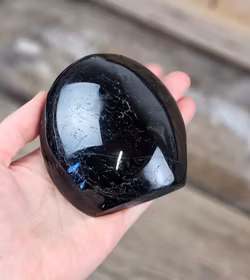 Svart Turmalin, polerad kristall stående friform #18