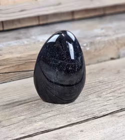 Svart Turmalin, polerad kristall stående friform #19