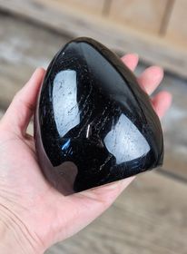 Svart Turmalin, polerad kristall stående friform #20