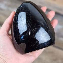 Svart Turmalin, polerad kristall stående friform #20
