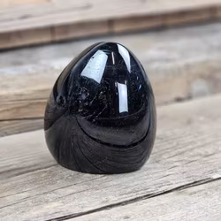 Svart Turmalin, polerad kristall stående friform #20