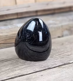 Svart Turmalin, polerad kristall stående friform #20