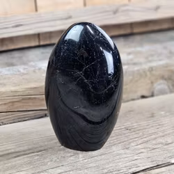 Svart Turmalin, polerad kristall stående friform #21