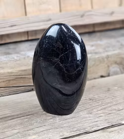 Svart Turmalin, polerad kristall stående friform #21