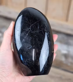 Svart Turmalin, polerad kristall stående friform #21