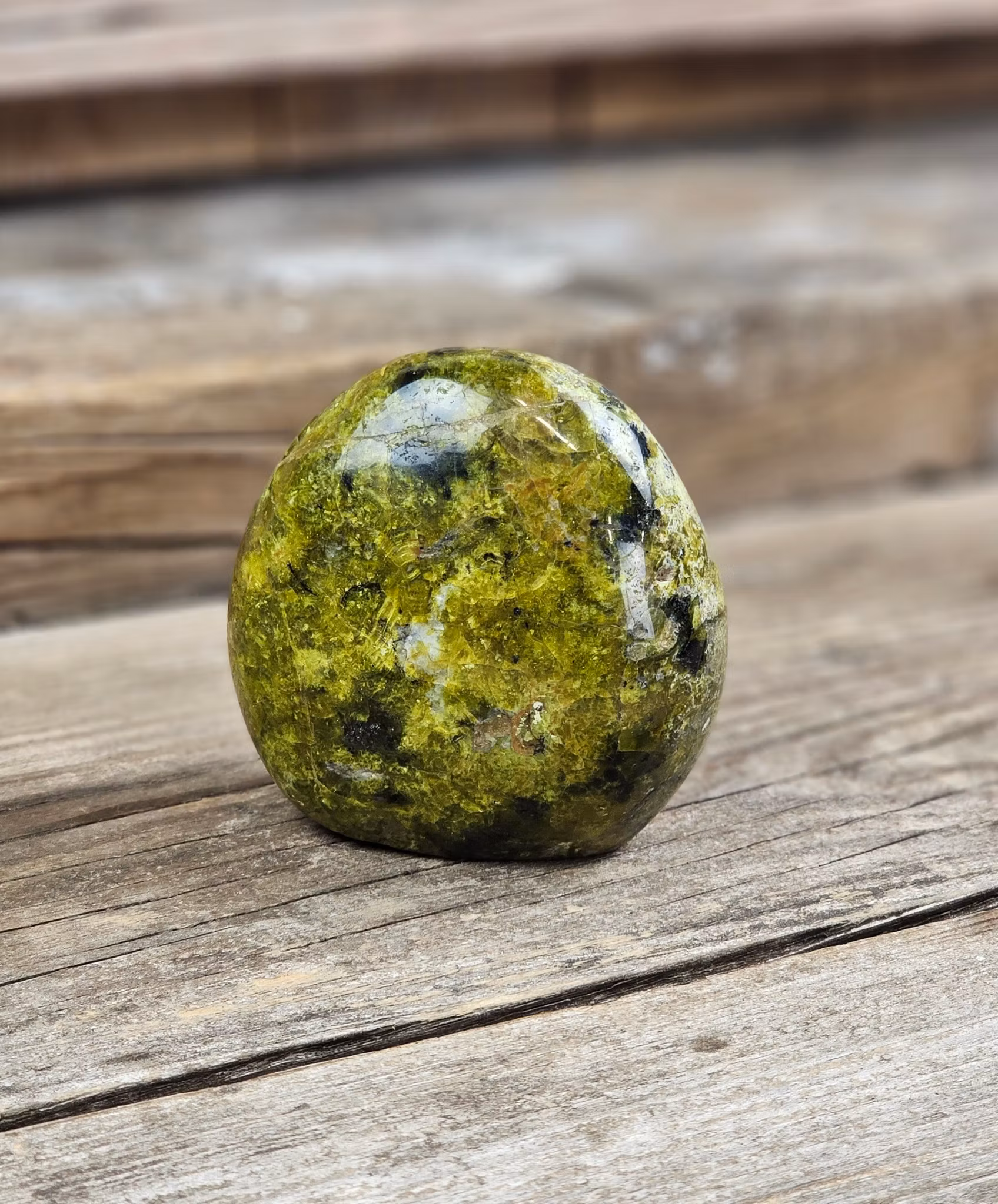 Grön Opal, polerad kristall stående friform