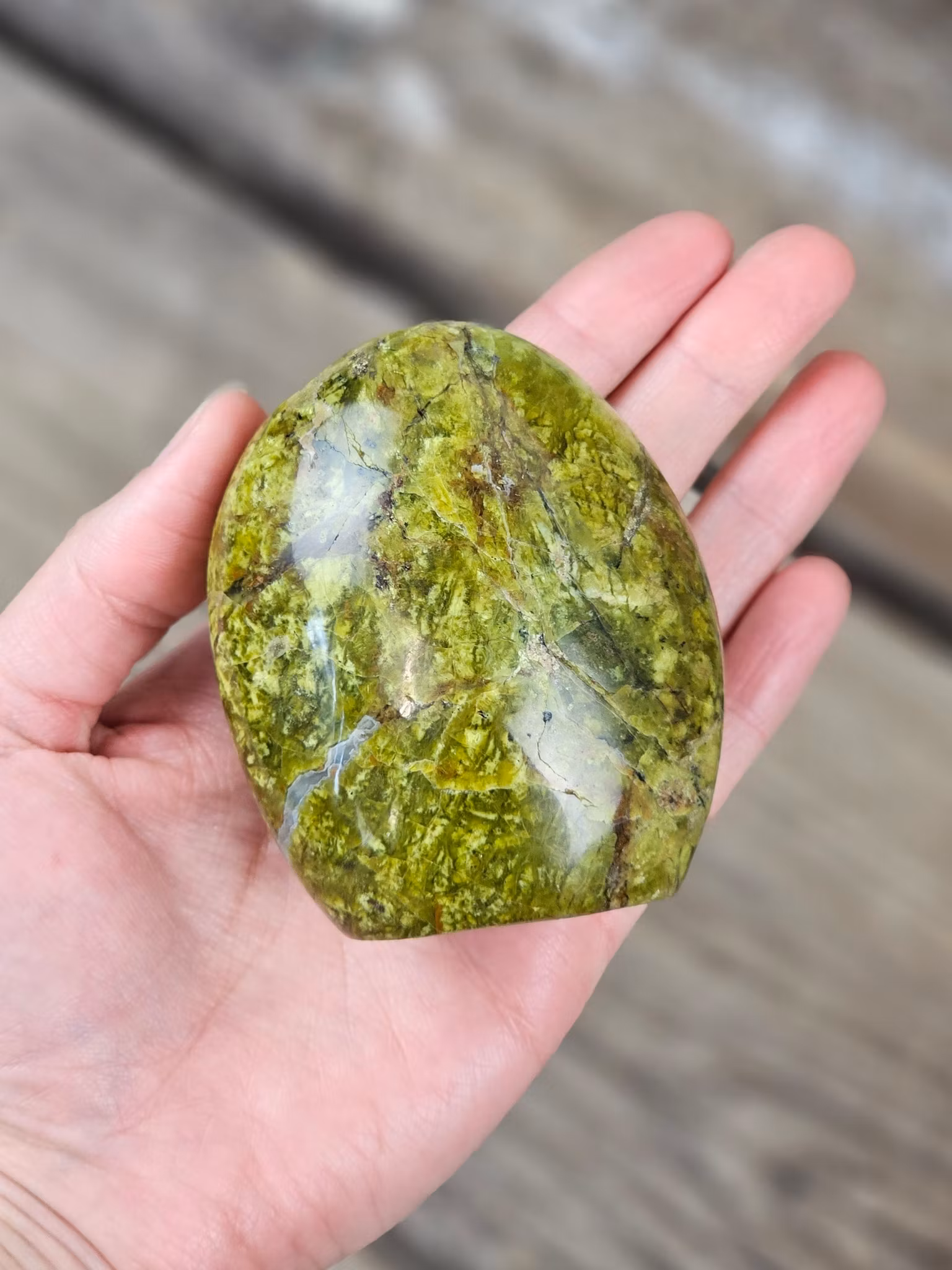 Grön Opal, polerad kristall stående friform