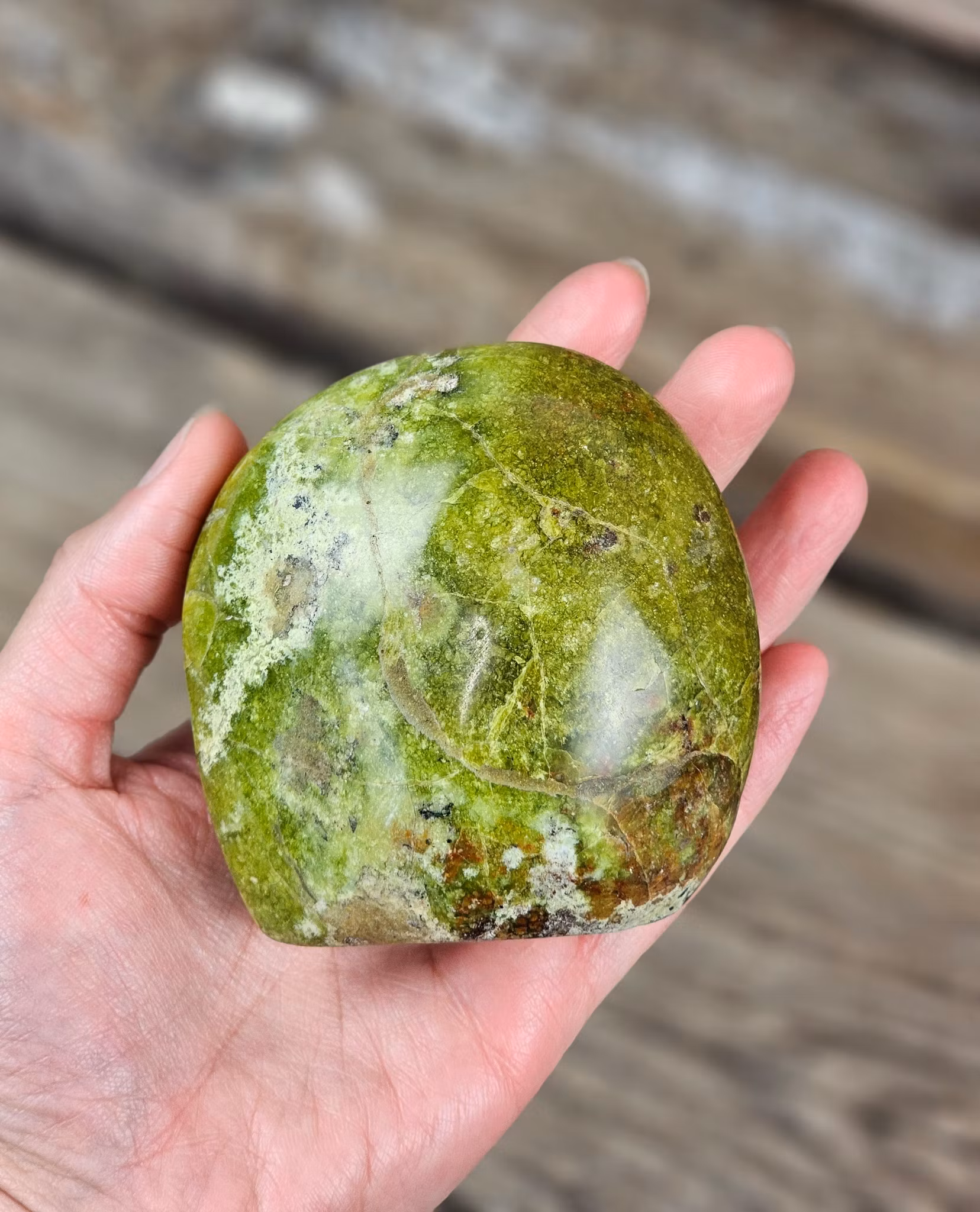 Grön Opal, polerad kristall stående friform