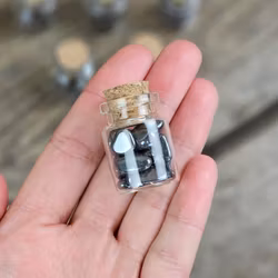 Hematit, små trumlade i glasflaska