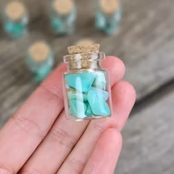 Krysopras, små trumlade i glasflaska