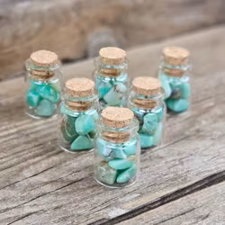 Krysopras, små trumlade i glasflaska