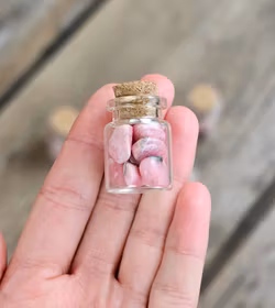 Rodokrosit, små trumlade i glasflaska