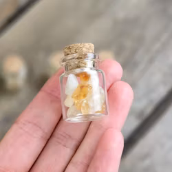 Citrin, små trumlade i glasflaska