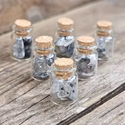 Rutilkvarts, små trumlade i glasflaska