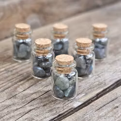 Labradorit, små trumlade i glasflaska