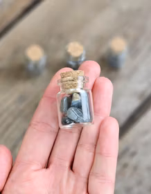 Labradorit, små trumlade i glasflaska