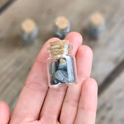 Labradorit, små trumlade i glasflaska