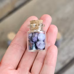 Charoit, små trumlade i glasflaska