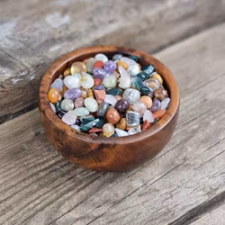 Stor mix av små trumlade stenar