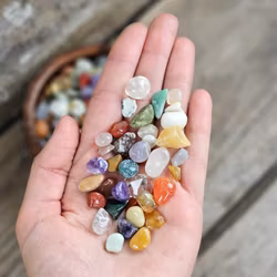 Stor mix av små trumlade stenar